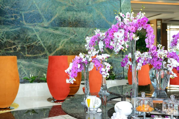 A decoração do lobby com flores frescas no hotel de luxo, Antalya — Fotografia de Stock