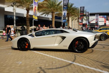 DUBAI, BAE - 16 Kasım 2019 'da Dubai Motor Show 2019' da Lamborghini Aventador S Coupe spor araba yarışması var. 