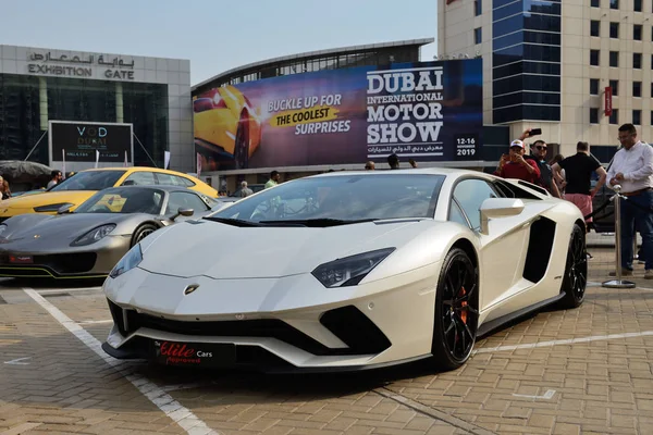 DUBAI, Emirados Árabes Unidos - NOVEMBRO 16: O Lamborghini Aventador S Coupe sportscar está no Dubai Motor Show 2019 em novembro 16, 2019 — Fotografia de Stock