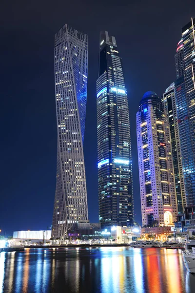 DUBAI, Emiratos Árabes Unidos - 15 de noviembre: La iluminación nocturna de Dubai Marina y Cayan Tower el 15 de noviembre de 2019 en Dubai, Emiratos Árabes Unidos —  Fotos de Stock