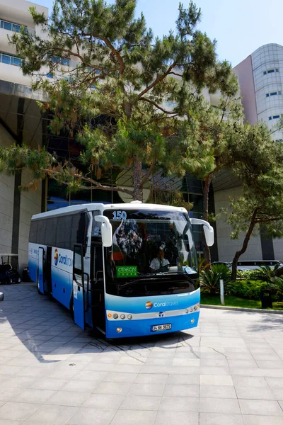 アンタルヤ トルコ 4月25日 観光客輸送のための近代的なバスは トルコのアンタルヤで2014年4月25日にホテルの入り口の近くにあります さらに36 Mlnの観光客が2014年にトルコを訪れました — ストック写真