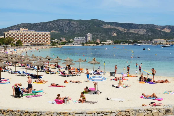 Mallorca España Mayo Los Turistas Disfrutando Sus Vacaciones Playa Mayo — Foto de Stock