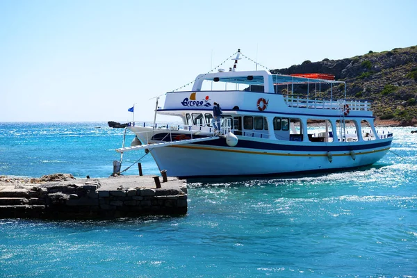 Spinalonga Greece May 2014年5月14日 在希腊斯皮纳隆加附近的斯皮纳隆加岛 Spinalonga 有游客乘坐的游艇 2014年 预计将有多达1 600万游客访问希腊 — 图库照片