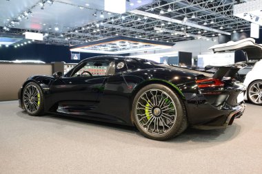 DUBAI, BAE - 16 Kasım 2019 tarihinde Porsche 918 Spyder Sportscar Dubai Motor Show 2019 'dadır. 