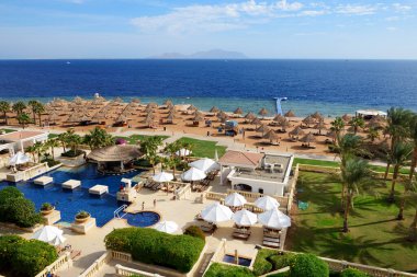 SHARM EL SHEIKH, EGYPT - 30 Kasım 2012 'de turistler, Mısır' ın Sharm el Sheikh kentinde popüler bir otelde tatildeler. 2012 yılında Mısır 'ı 12 milyona kadar turist ziyaret etti.