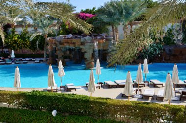 SHARM EL SHEIKH, EGYPT - 28 Kasım 2012 tarihinde lüks otel ve turistlerin yüzme havuzu Mısır 'ın Sharm el Sheikh kentinde tatil yapmaktadır. 2012 yılında Mısır 'ı 12 milyona kadar turist ziyaret etti.