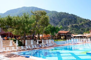 FETHIYE, TURKEY - 19 Mayıs 2013 'te Türkiye' nin Fethiye kentindeki Lykia World Oludeniz lüks otelinde tatil yapan turistler. Türkiye 'yi 2013 yılında 36 milyondan fazla turist ziyaret etti