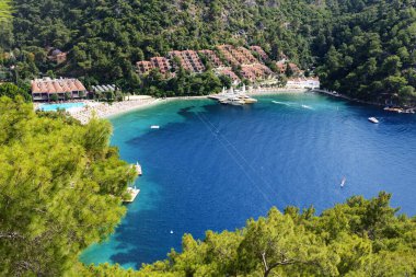 Akdeniz Türk tatil beldesi Fethiye, Türkiye 'deki rıhtım ve plajda yatlar