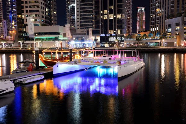 Dubai Uae November Night Illumination Dubai Marina Catamaran Traditional Dhow — Stock Photo, Image