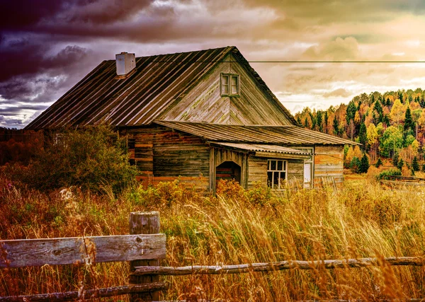 Old abandoned farmhouse. — Stock Photo, Image