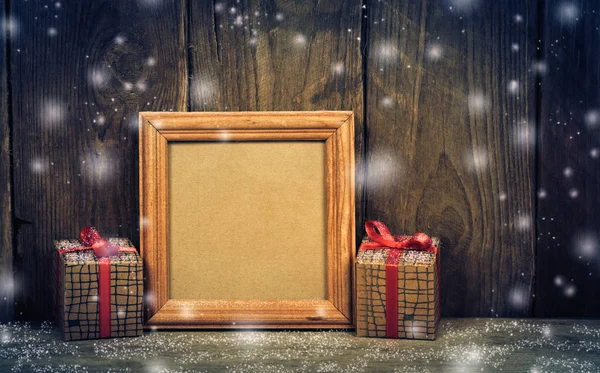 Caja con regalos sobre fondo de madera . — Foto de Stock