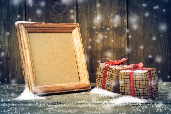 Caja con regalos sobre fondo de madera . — Foto de Stock