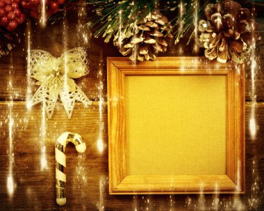 Çerçeve ahşap arka plan üzerinde hediyeler ile.