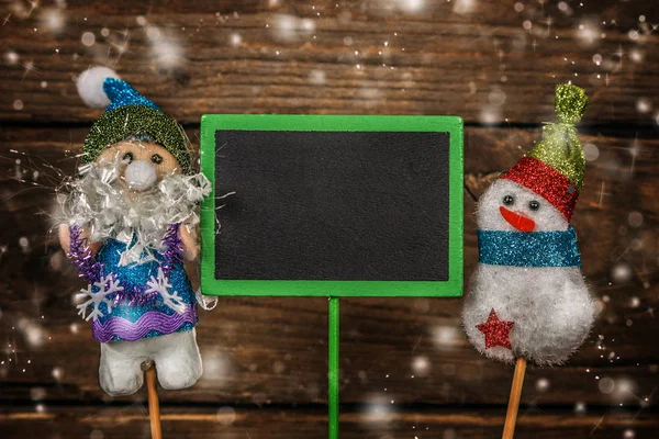 Santa y muñeco de nieve con tarjeta negra gratis . — Foto de Stock