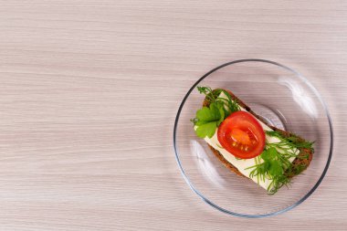 Peynirli sandviç maydanoz ve dereotu domates ile.