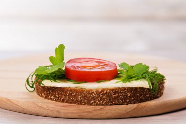 Peynirli sandviç maydanoz ve dereotu domates ile.