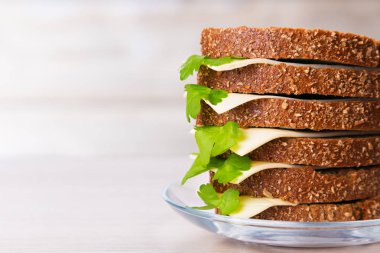 ekmek peynir ve maydanoz ile.