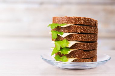 ekmek peynir ve maydanoz ile.