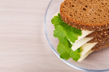 ekmek peynir ve maydanoz ile.