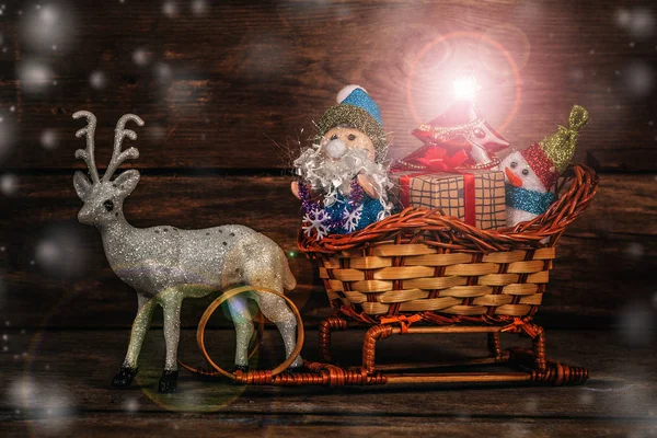 Santa y muñeco de nieve en un trineo de renos con regalos . — Foto de Stock