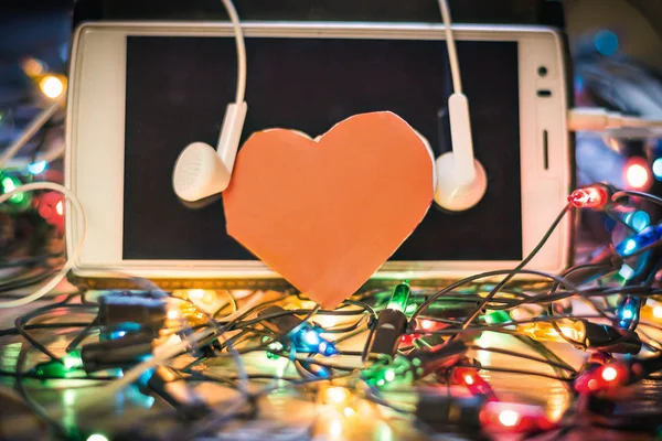 Escritorio de oficina con teléfono móvil y auriculares . —  Fotos de Stock