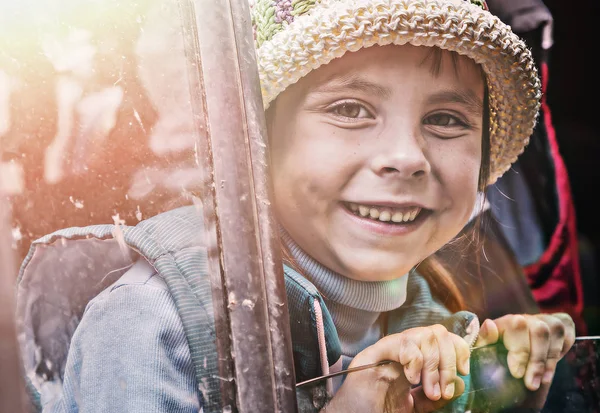 Gelukkig klein meisje reizen met de auto in de lente natuur. — Stockfoto