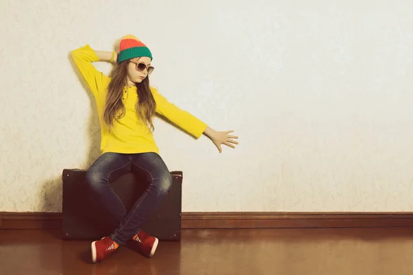 Adolescente sentada em uma mala em antecipação de viagem de férias . — Fotografia de Stock