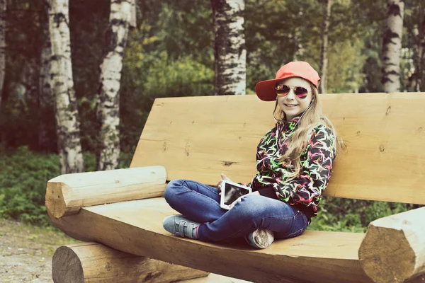 Tonårig flicka på en sommardag i naturen. — Stockfoto