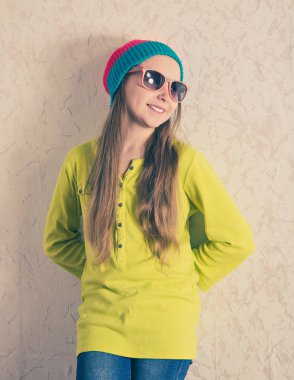 Mutlu genç kız duvara karşı.