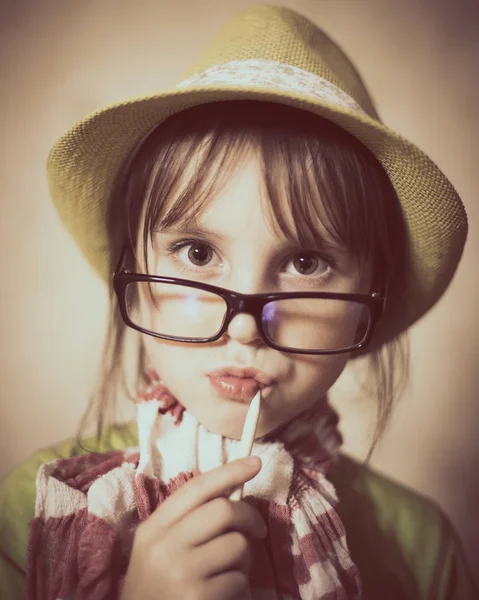 Kleines Mädchen mit Hut und Brille. — Stockfoto