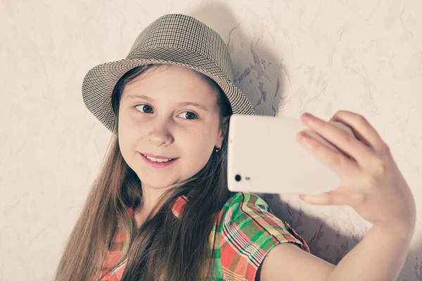 Chica alegre en la tapa y hacer selfie en el teléfono inteligente . — Foto de Stock