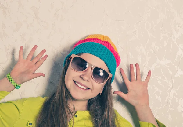 Glad ung flicka mot väggen. — Stockfoto