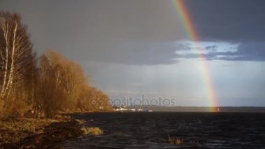 Bahar resmi gün ve bir gökkuşağı Nehri.