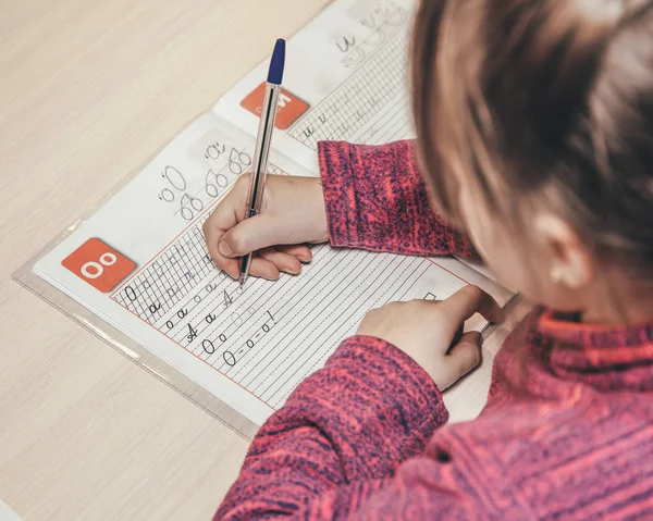 Nahaufnahme Porträt von Kinderhänden beim Schreiben. — Stockfoto