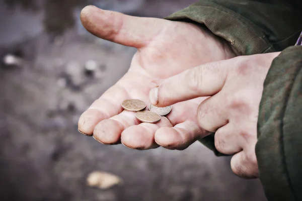 Man counts the money in his hands. — Stock Photo, Image