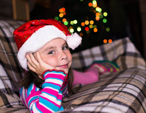 Ευτυχισμένο παιδί κορίτσι σε ένα καπέλο Χριστούγεννα περιμένοντας ένα θαύμα. — Φωτογραφία Αρχείου