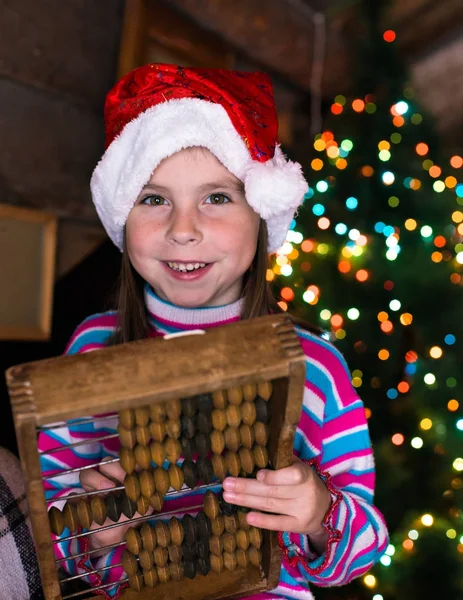 Glückliches Mädchen mit Weihnachtsmütze, das auf ein Wunder wartet. — Stockfoto