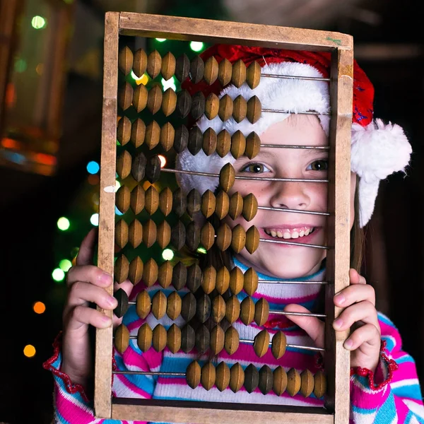Šťastné dítě dívka v klobouku vánoční čekání na zázrak. — Stock fotografie