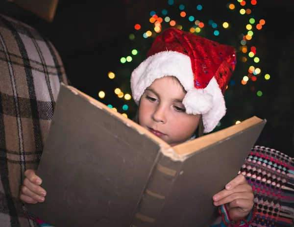 驚く少女本とクリスマスの帽子の. — ストック写真