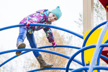 Kız eğlenceli oyun oynuyor.