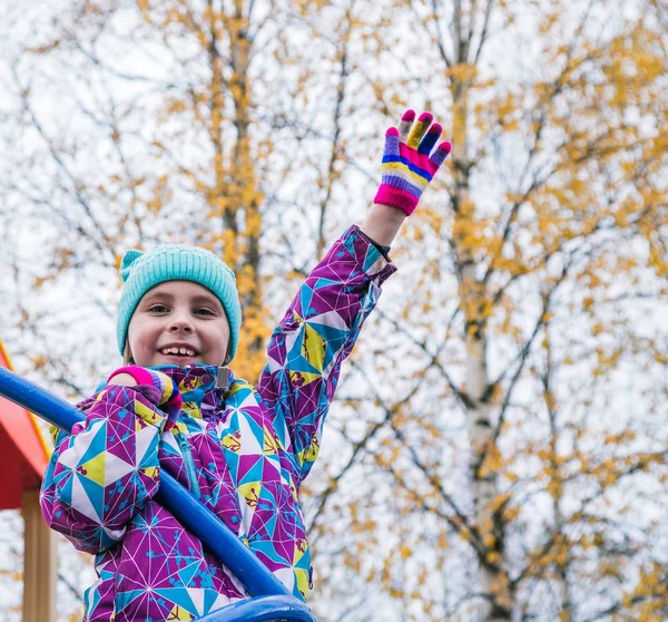 La ragazza si sta divertendo al parco giochi . — Foto Stock