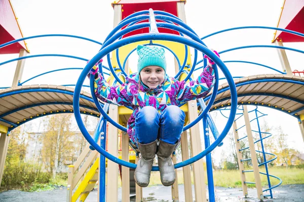 La ragazza si sta divertendo al parco giochi . — Foto Stock