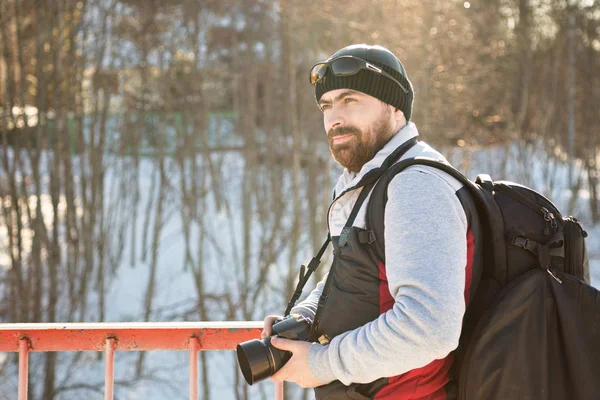 Бородатий чоловік в зимових подорожах . — стокове фото
