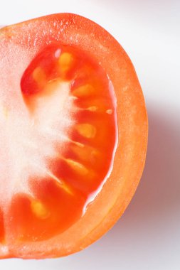 Dilimlenmiş domates yakın çekim makro fotoğraf.