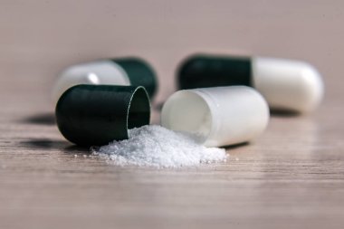 Toz kapsül şeklinde tıbbi hazırlık.