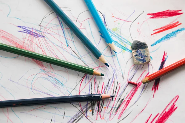 Niños abstractos coloridos garabatos y lápices en una hoja de papel . — Foto de Stock