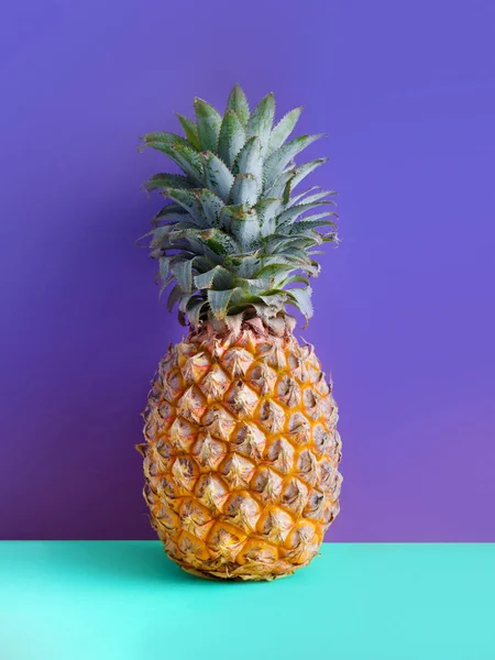 Ananas op een paarse achtergrond. — Stockfoto