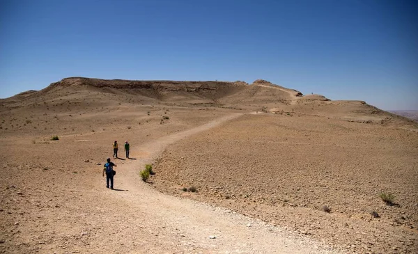 Πεζοπορία άνθρωποι στην έρημο — Φωτογραφία Αρχείου