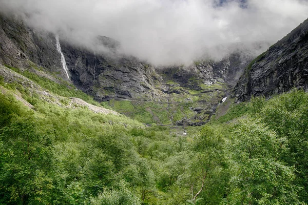 Soğuk Yaz aylarında dramatik Norveç manzara — Stok fotoğraf