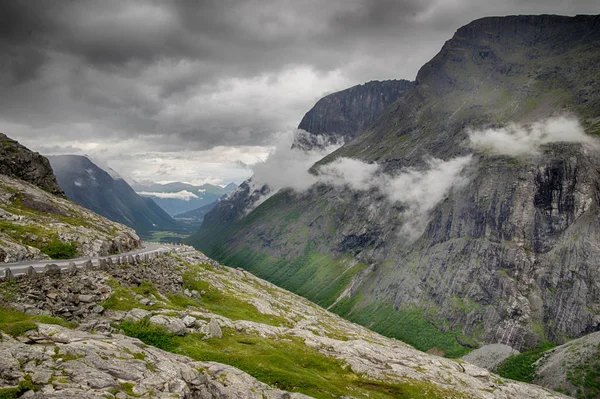 Soğuk Yaz aylarında dramatik Norveç manzara — Stok fotoğraf